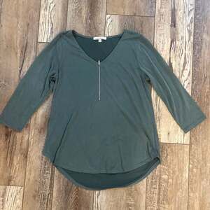 Green Envelope Women's 3/4 Sleeve Zip Front V-Neck Knit Tunic Top in Green